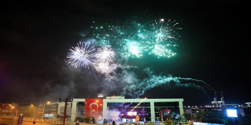 Kocaeli Körfez’de gece havai fişek gösterisiyle aydınlandı