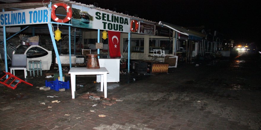 Depremin ardından Tsunami, Sığacık’ı yerle bir etti