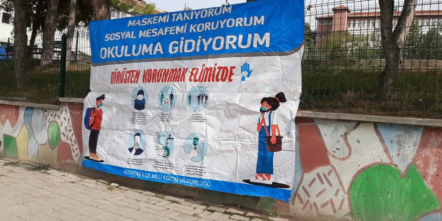 Kütahya'da Okul bahçesinde Korona virüs bilgilendirme afişleri