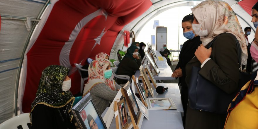 Diyarbakır Milliyetçi Anneler Birliği evlat nöbetindeki ailelere buluştu Birlik üyeleri aileleri dinledikten sonra çadırdan ayrıdı