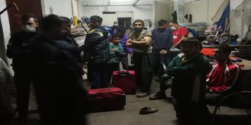Kocaeli polisi, kağıt toplama atölyesinde, 46 kaçak göçmen yakaladı