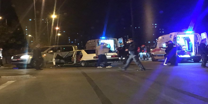 Kayseri'de Otomobil ile ticari araç çarpıştı: 10 yaralı