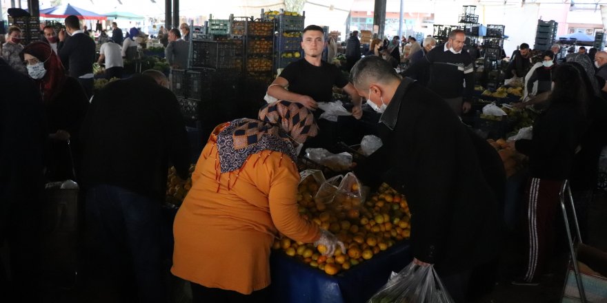 Denizli’de korona virüs yasaklarına rağmen semt pazarlarında ürküten görüntü