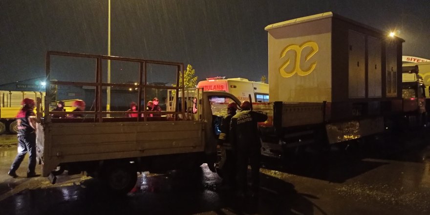 Sivas’ta Sanayi Sitesi çıkışında kamyonet park halindeki tıra arkadan çarptı: 1 yaralı