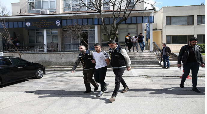 Çarşaflı soyguncular yakalandı