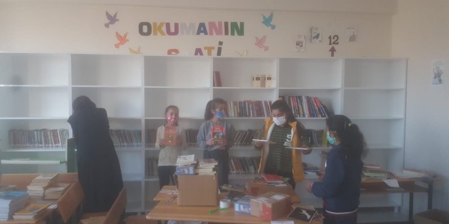 Adıyaman'da Hayırsever doktorlardan köy okuluna kütüphane