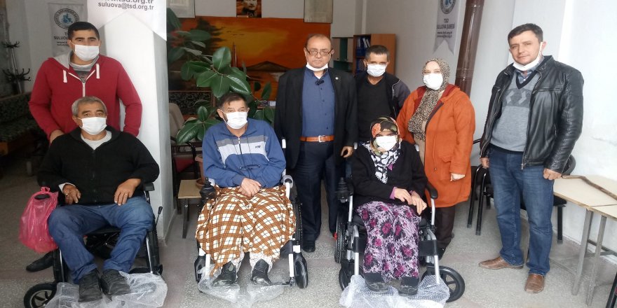İstanbul'da yaşayan Suluovalı iş adamından 4 engelliye akülü araba