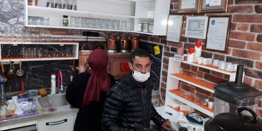 Kafe sahibi Muhsin Mecit Bir günlük gelirini İzmirli depremzedelere bağışladı