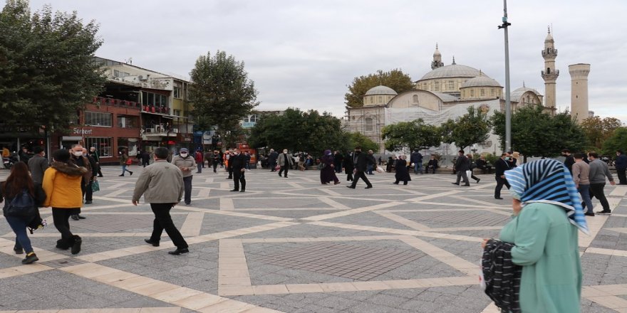 Malatyalı vatandaşlar korona virüse meydan okuyor