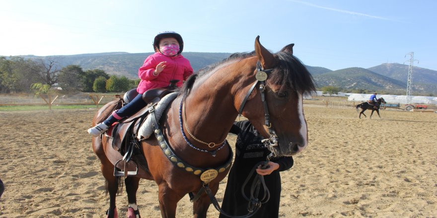 Isparta’da atla terapi 4 yaşındaki engelli Ekin Çevik’e şifa oluyor