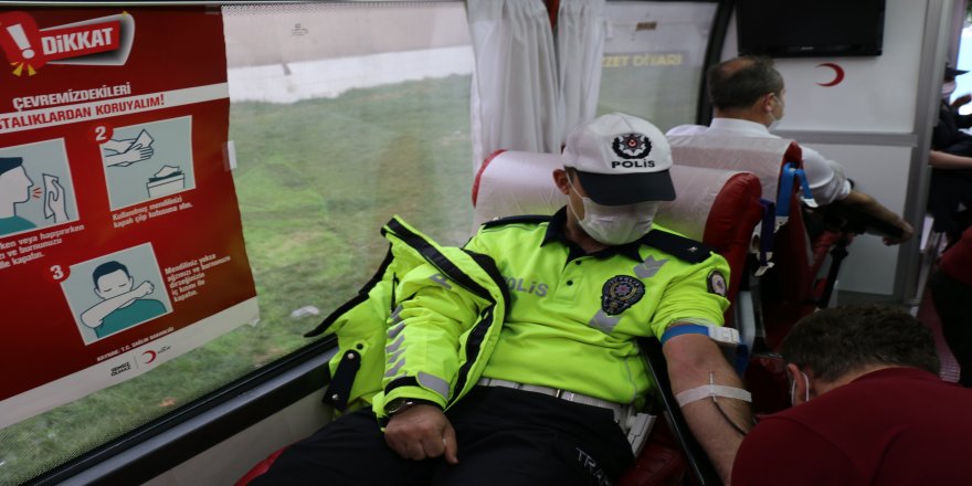 Covid-19 nedeniyle kan stokları azaldı, polisler kan bağışı yaparak destek verdi