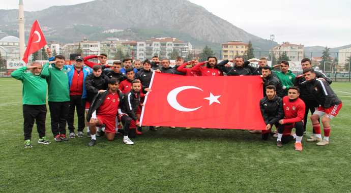 Futbolculardan Mehmetçiğe asker selamlı ve Türk bayraklı destek