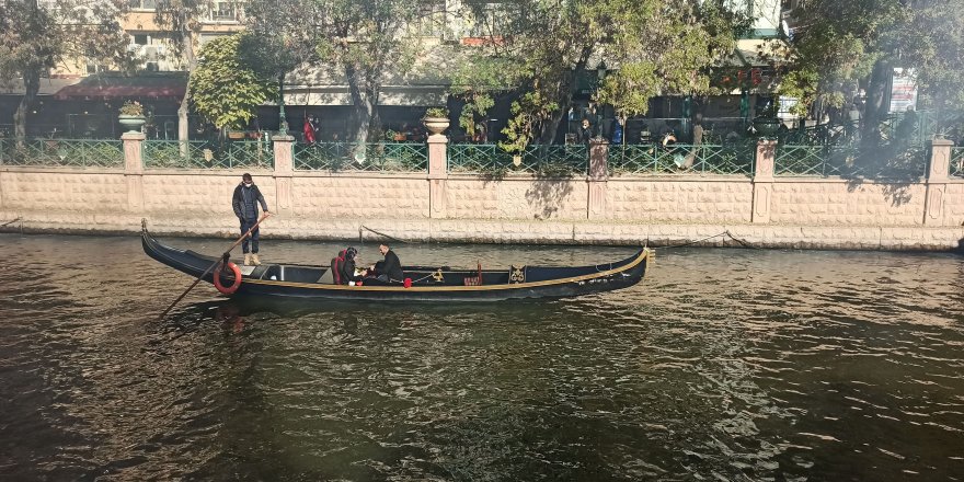 Eskişehir'de Porsuk Çayı'nda evlilik teklifi