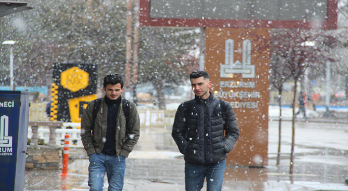Erzurum’da kar yağışı etkili oluyor