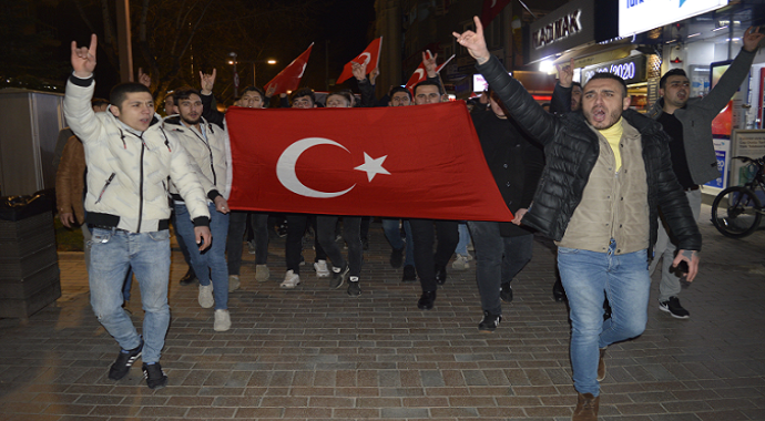 Eskişehirli gençler şehitler için yürüdü
