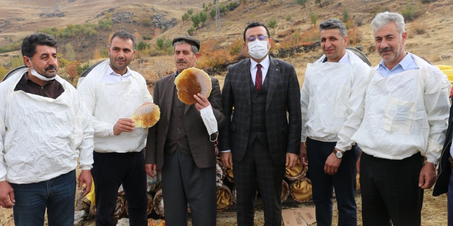 Bakan Pakdemirli PKK'nın kökünün kazındığı bölgede organik bal üretimine başlandı