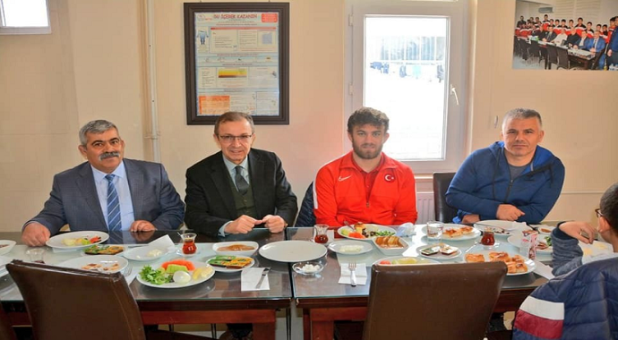 Şampiyon Süleyman Karadeniz madalyasını şehit ailelerine hediye etti