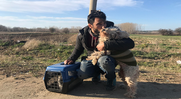 Sınırı geçerken 6 yıldır baktığı kedisi ve köpeğinden vazgeçti