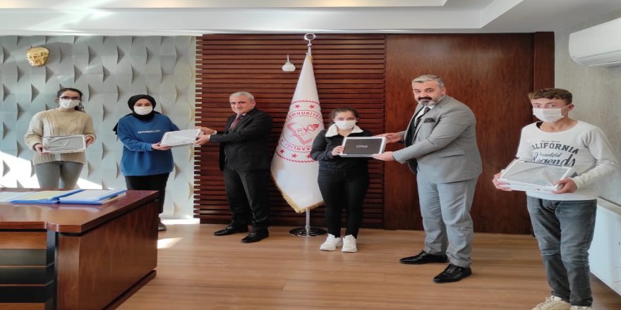 Öğrencilere tablet desteği, İl Başkanı Fatih Özbek'den geldi