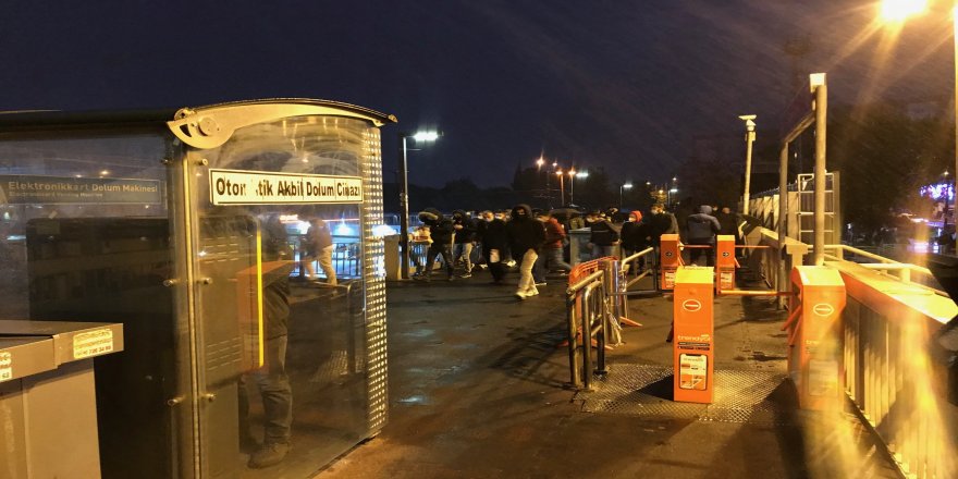İçişleri Bakanlığı tarafından yayımlanan genelge sonrası, metrobüs ve yollarda yoğunluk oluştu