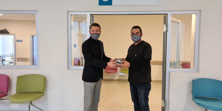Amasya İlçe Başkanı Mustafa Temel’den diş hekimlerine özel maske