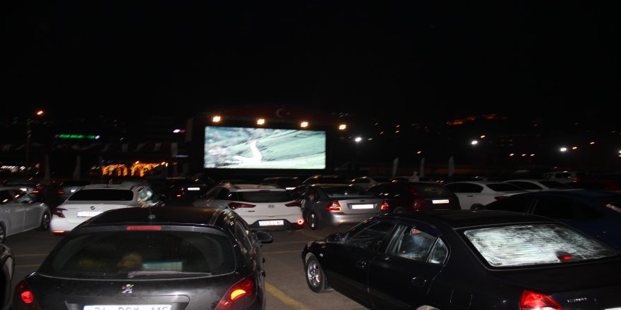 Rize Belediyesi'nin düzenlediği 'Arabalı Sinema Etkinliği’ne yoğun ilgi