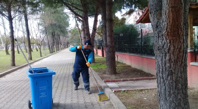 Manisa'da temizlik işçisi Hayrullah Bulut bulduğu cüzdanı sahibine teslim etti
