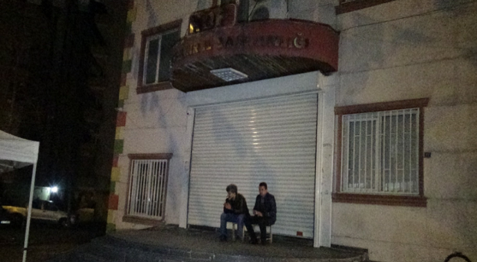 HDP önünde evlat nöbeti tutan aileler gece nöbetine başladı