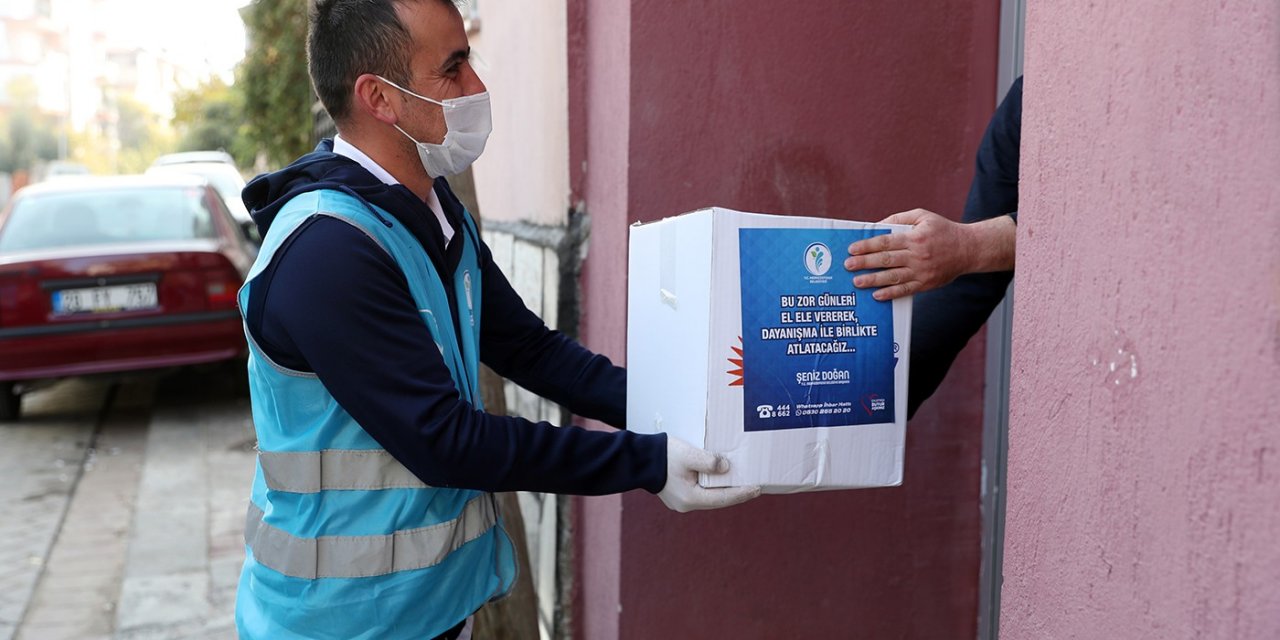 Denizli’de Merkezefendi Belediyesi İşyeri kapatan esnaf ve çalışanına gıda kolisi yardımı yapıyor