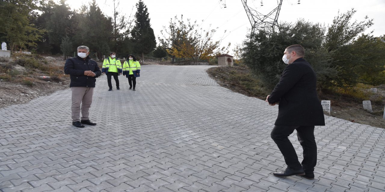 Manisa Aşağı Kayapınar Mezarlığında kilit parke çalışması