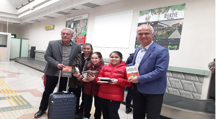 "Yolculuğun Kısa da Olsa Kitap Oku" etkinliği havaalanında gerçekleşti