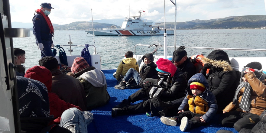 Yunanistan’ın Türk karasularına ittiği mülteciler Sahil Güvenlik botları tarafından kurtarıldı