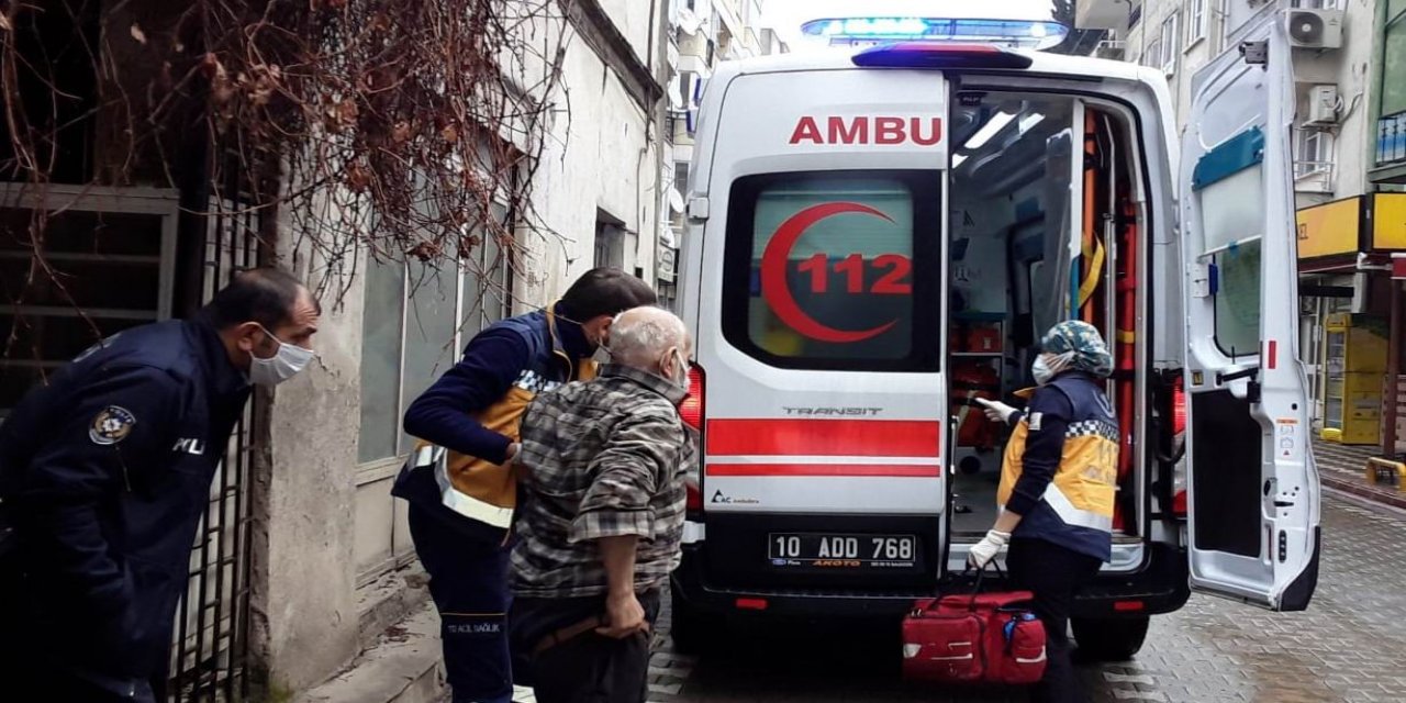 Bunalıma girerek kendini bıçakla doğrayan yaşlı adamı esnaf kurtardı