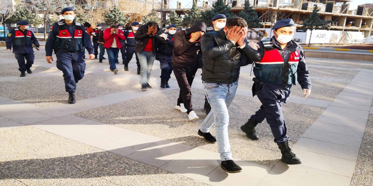 Otomobil sürücüsünü darp edip babasını öldüren 8 şüpheli şahıstan 1'i tutuklandı