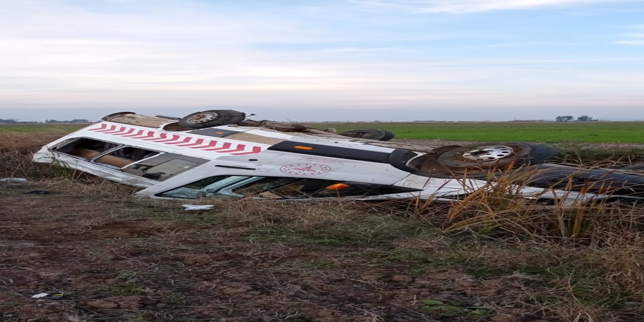 Sağlık ve askeri personeli taşıyan minibüs yoldan çıkarak şarampole devrildi: 1 ölü, 7 yaralı