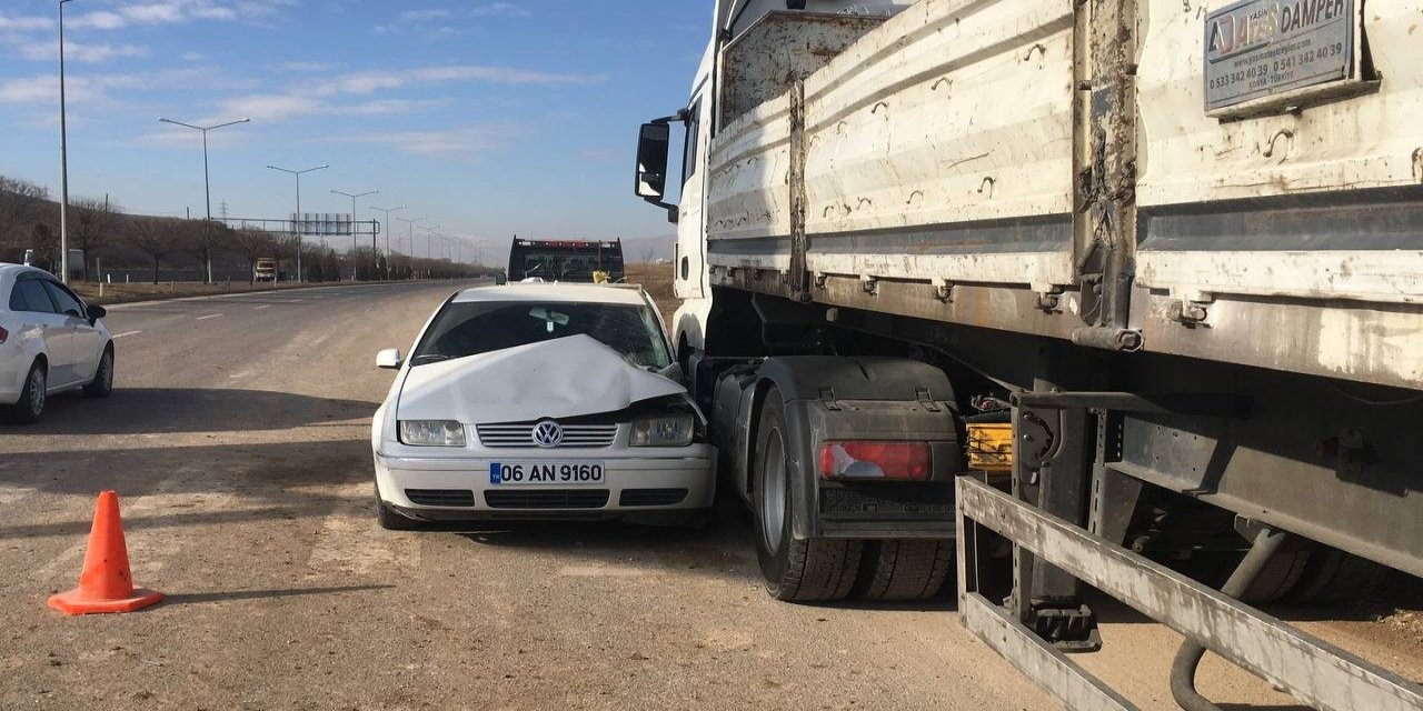 Elazığ’da beton pompa kamyon otomobile çarptı: 2'si ağır 4 yaralı