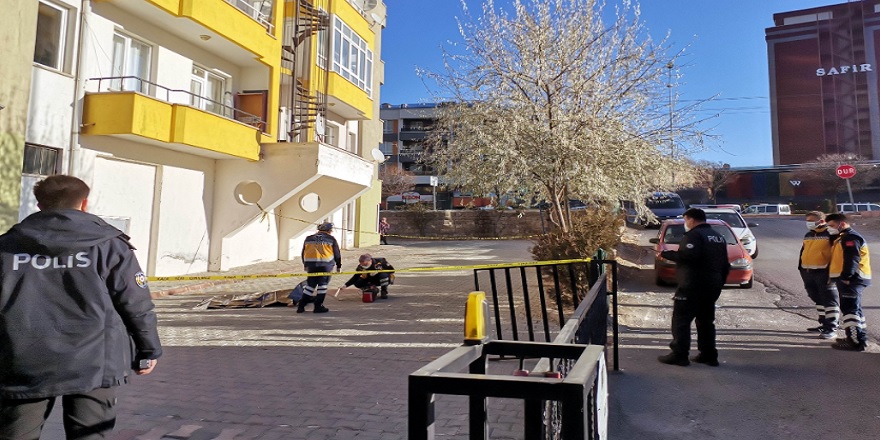 Boşanma aşamasındaki kadın misafir olarak gittiği evde 8. kattan atlayarak hayatına son verdi