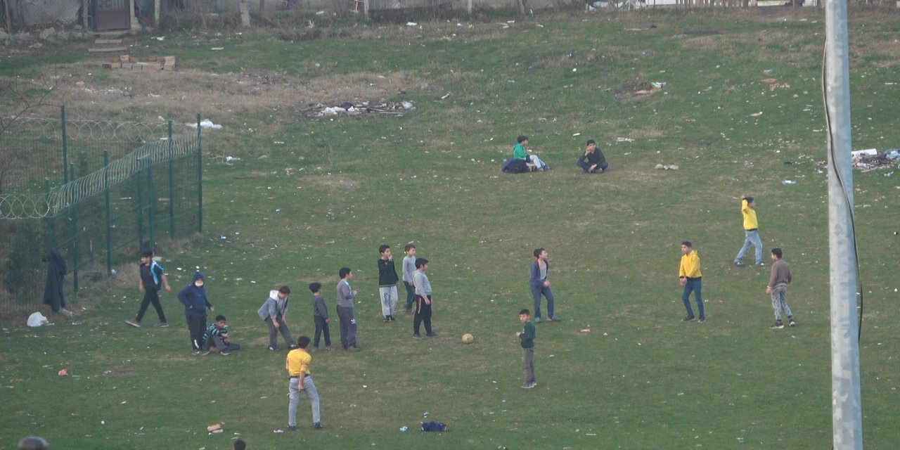 Sokağa çıkma yasağına uymayıp piknik yaptılar, polisi görünce kaçtılar