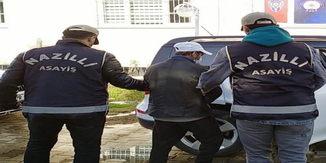 Aydın'da Arabasını park etmeye çalışan gencin cep telefonunu gasp etti