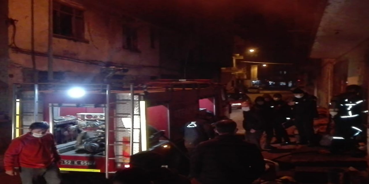 Ordu Kumru'da ev yangını: 2 kişi hastaneye kaldırıldı