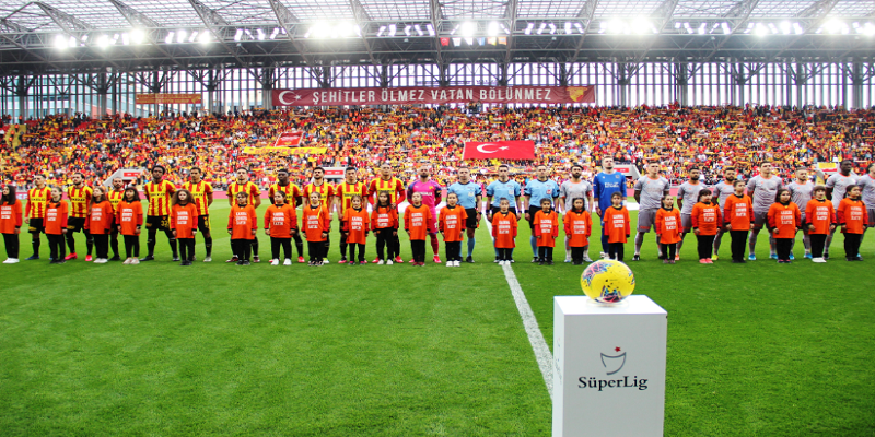 Göztepespor'lu taraftarlar 95. yıl kutlamalarına başladı