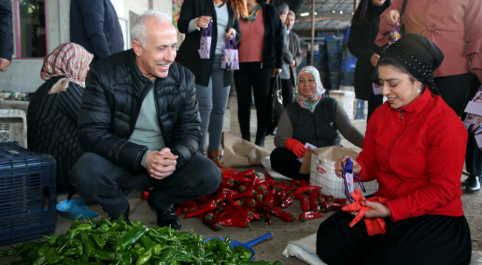 Akdeniz Belediye Başkanı Gültak, 8 Mart'ta kadınlarla buluştu
