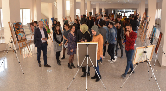 Erzincan’da Kadın’ temalı resim sergisi açıldı