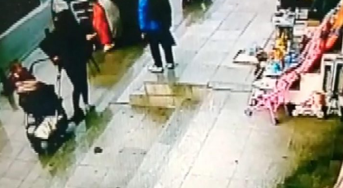 Araç Yayaların Arasında Daldı, 5 Yaralı!