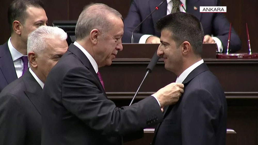 Siyasi partilerde deprem havası! 10 muhalif isim daha AKP'ye geçecek! İşte detaylar...