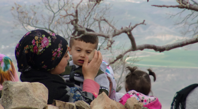 Diyarbakırda Türbedeki taşları ısıtıp şifa arıyorlar