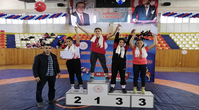 Türkiye 3'ncülüğü elde eden güreşçi kızlar zirveyi hedefliyor