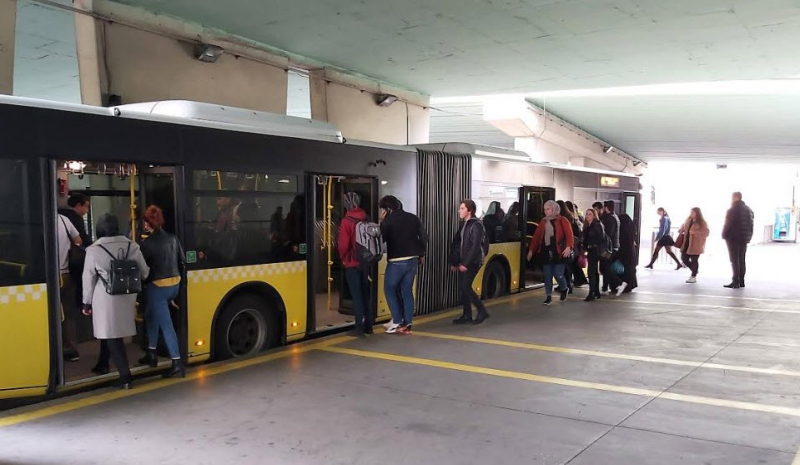 Metrobüs Duraklarına Yeni İşaret Eklenecek!