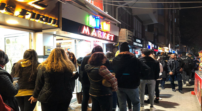 öğrenciler metrelerce bilet kuyruğu oluşturdu
