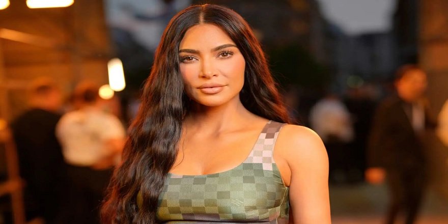 Kim Kardashian'ın Son Paylaşımı, Korse ve Ten Renk Tartışmalarını Alevlendirdi